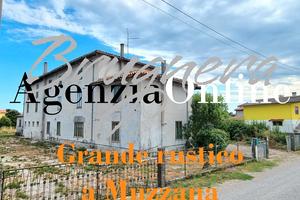 Grande rustico abitabile in centro paese