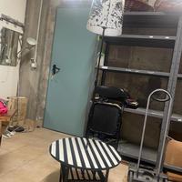 Tavolino con lampada e portariviste