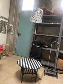 Tavolino con lampada e portariviste