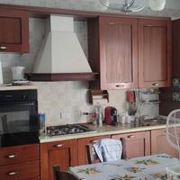 Cucina componibile in legno con elettrodomestici 