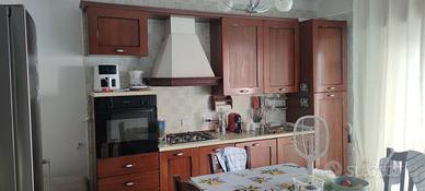 Cucina componibile in legno con elettrodomestici 