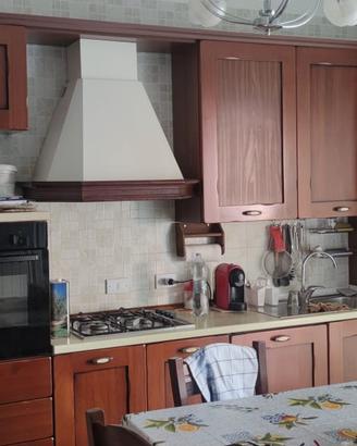 Cucina componibile in legno con elettrodomestici 