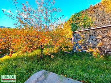 Chalet con corte e terreno a Sant'Alfio (CT)