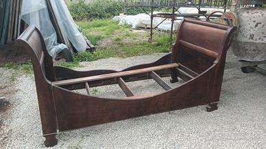 Letto antico in noce a una piazza