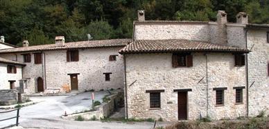 Due porzioni in pietra a Foligno