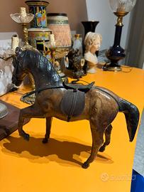 Scultura antica di cavallo equestre in pelle
