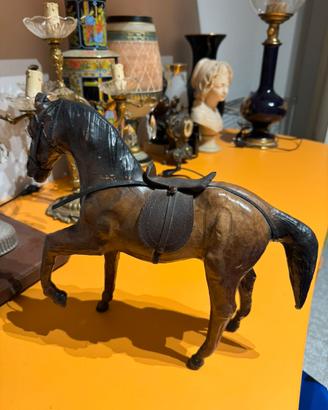 Scultura antica di cavallo equestre in pelle