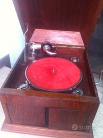 Grammofono da tavolo con dischi
