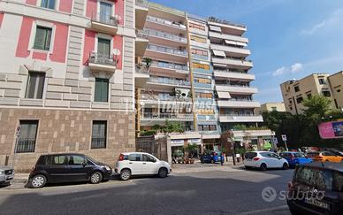 AMPIO TRE VANI LUMINOSO.