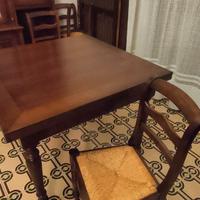 Tavolo in legno  con 4 sedie