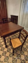 Tavolo in legno  con 4 sedie