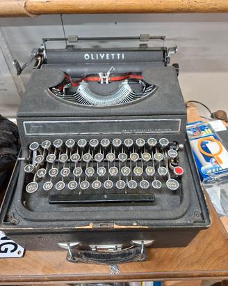 Macchina da scrivere Olivetti 