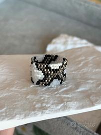 Anello luninoso handmade di perline giapponesi