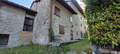 Vedesi grande casa in pietra