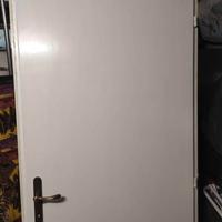 Cinque porte in legno con telaio