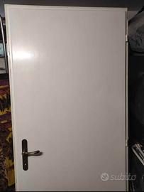 Cinque porte in legno con telaio