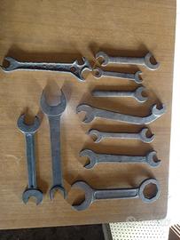 Vecchi attrezzi martelli viti a passo lungo pinza