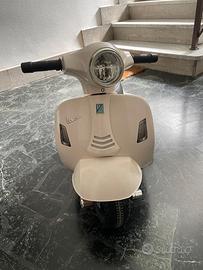Vespa Piaggio elettrica per bambini – color crema