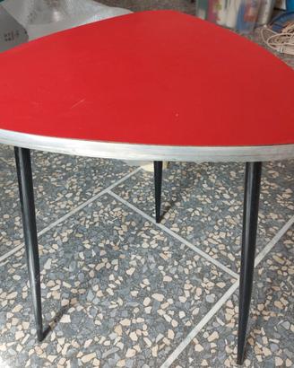 Tavolino vintage rosso triangolare design anni 50