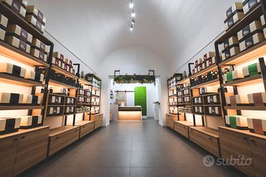 Arredo negozio modulabile – Scaffali LED + banco