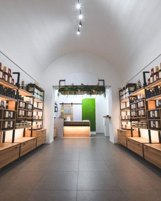 Arredo negozio modulabile – Scaffali LED + banco
