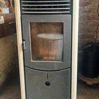 Stufa a pellet appena revisionata