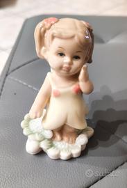 Statuina Bambina su fiore in porcellana Royal