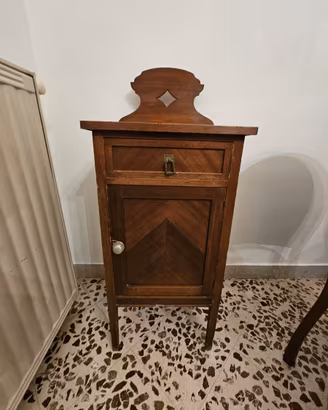 comodino antico