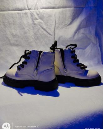 anfibi bianchi stile Dr.martens