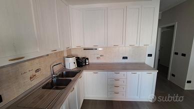 Cucina completa di tutti gli elettrodomestici 