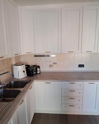 Cucina completa di tutti gli elettrodomestici 