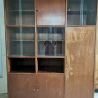 Libreria in legno noce scuro tendente al rossiccio