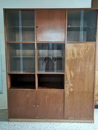 Libreria in legno noce scuro tendente al rossiccio