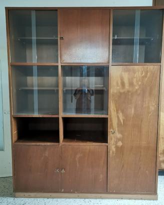 Libreria in legno noce scuro tendente al rossiccio