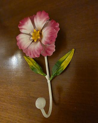 GANCIO APPENDINO IN ACCIAIO SMALTATO CON FIORE