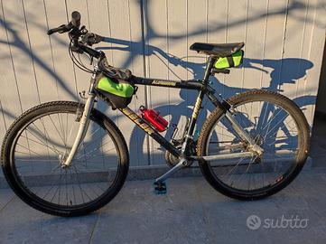 bicicletta MTB in alluminio 