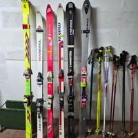 5 paia di sci con bastoncini e portasci