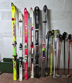 6 paia di sci con bastoncini e portasci