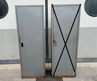 Armadio in ferro ad un'anta con ripiani