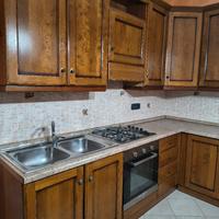 Cucina angolare completa con elettrodomestici