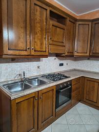 Cucina angolare completa con elettrodomestici