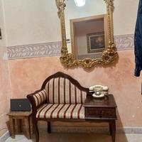 Mobile ingresso antico con specchio