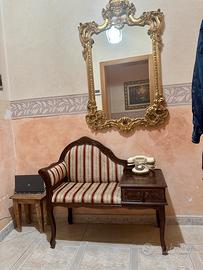 Mobile ingresso antico con specchio