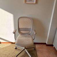 Sedia da scrivania elegante colore tenue – comoda