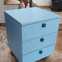 Comodino a cassetti con ruote