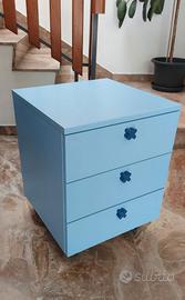 Comodino a cassetti con ruote