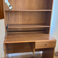 Scrivania con libreria integrata