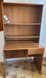 Scrivania con libreria integrata