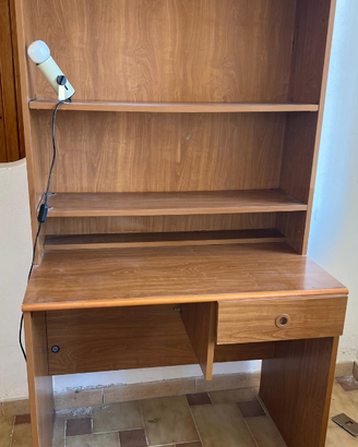 Scrivania con libreria integrata