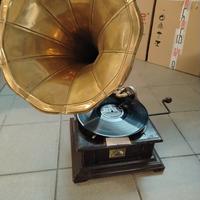 Grammofono in legno e ottone 